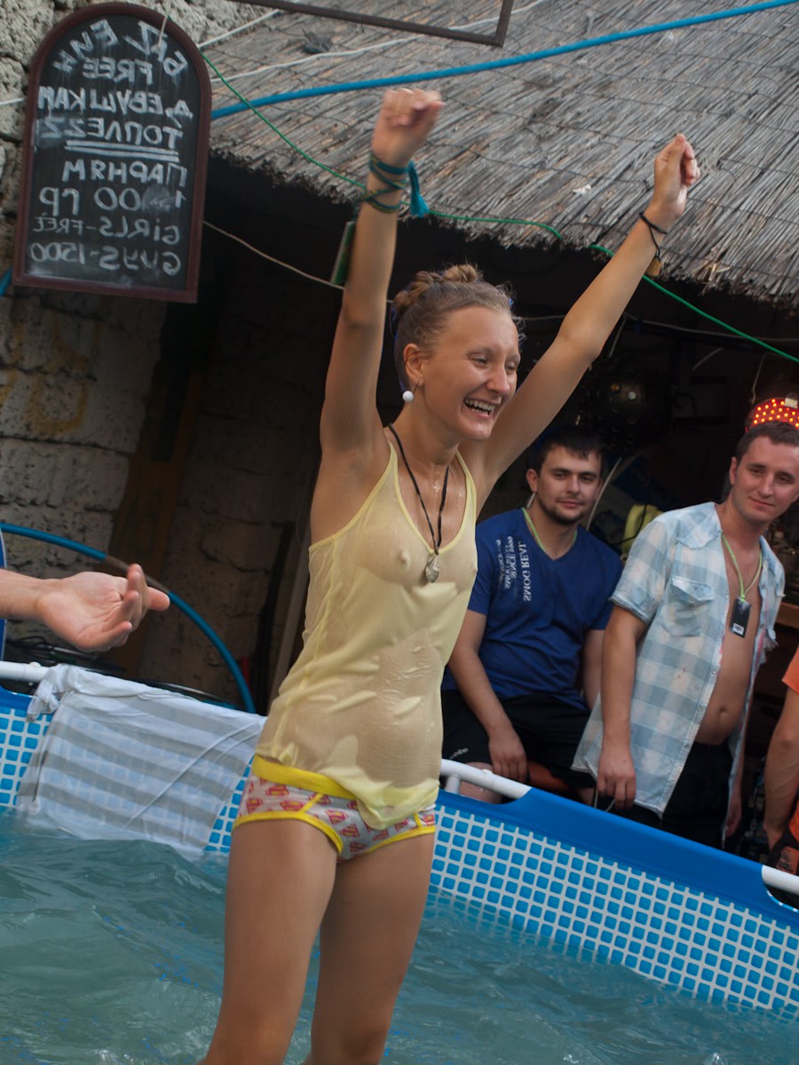 nudisti vor sa se futa in apa lesbiene