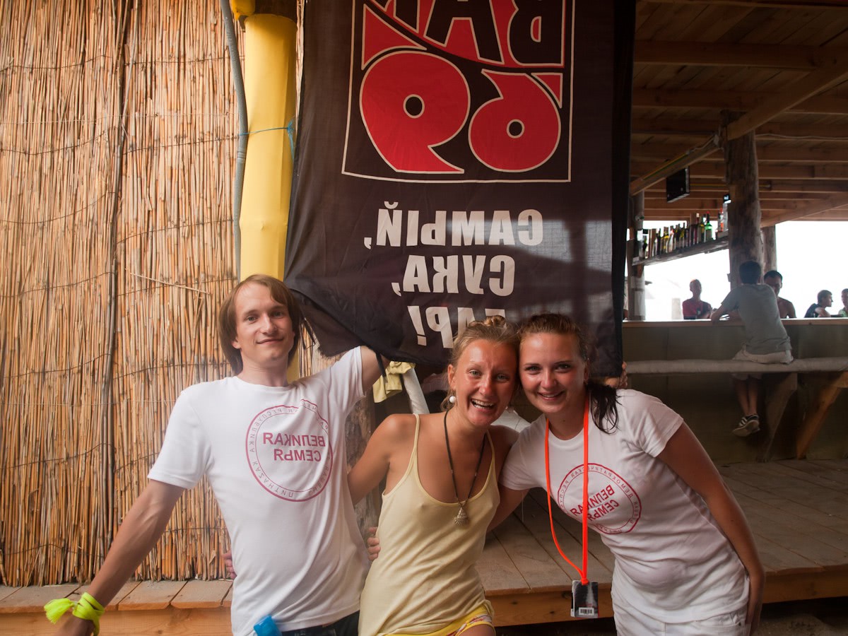 nudisti vor sa se futa in apa lui