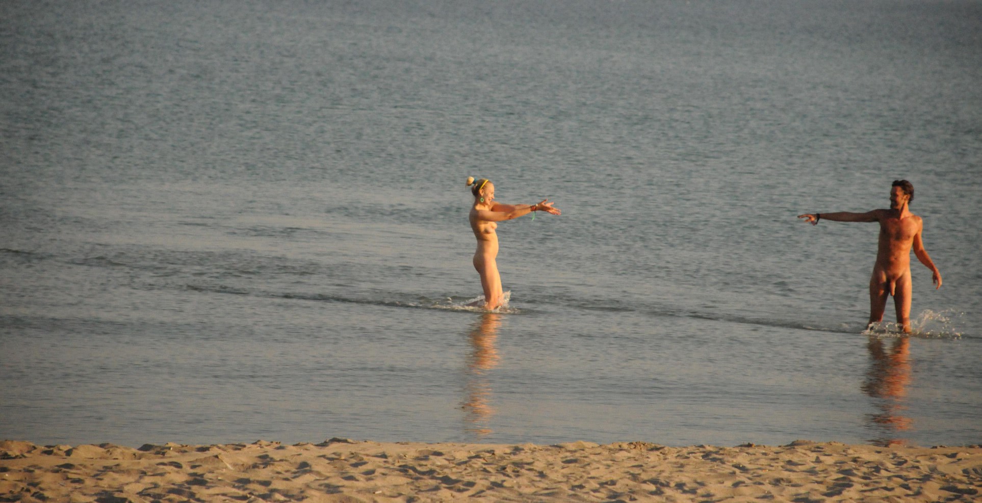 nudisti vor sa se futa in apa prospatura