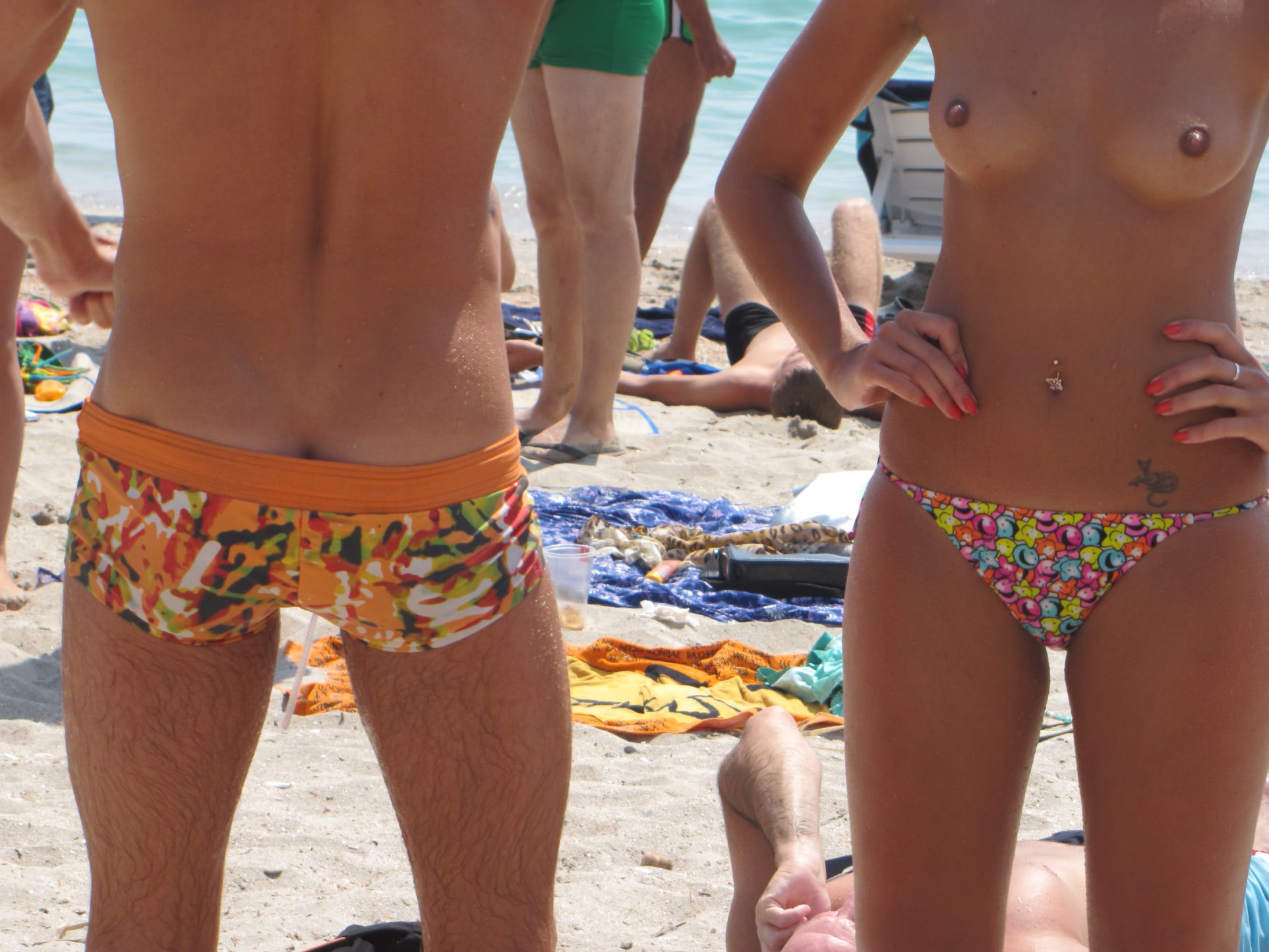 nudisti vor sa se futa in apa una