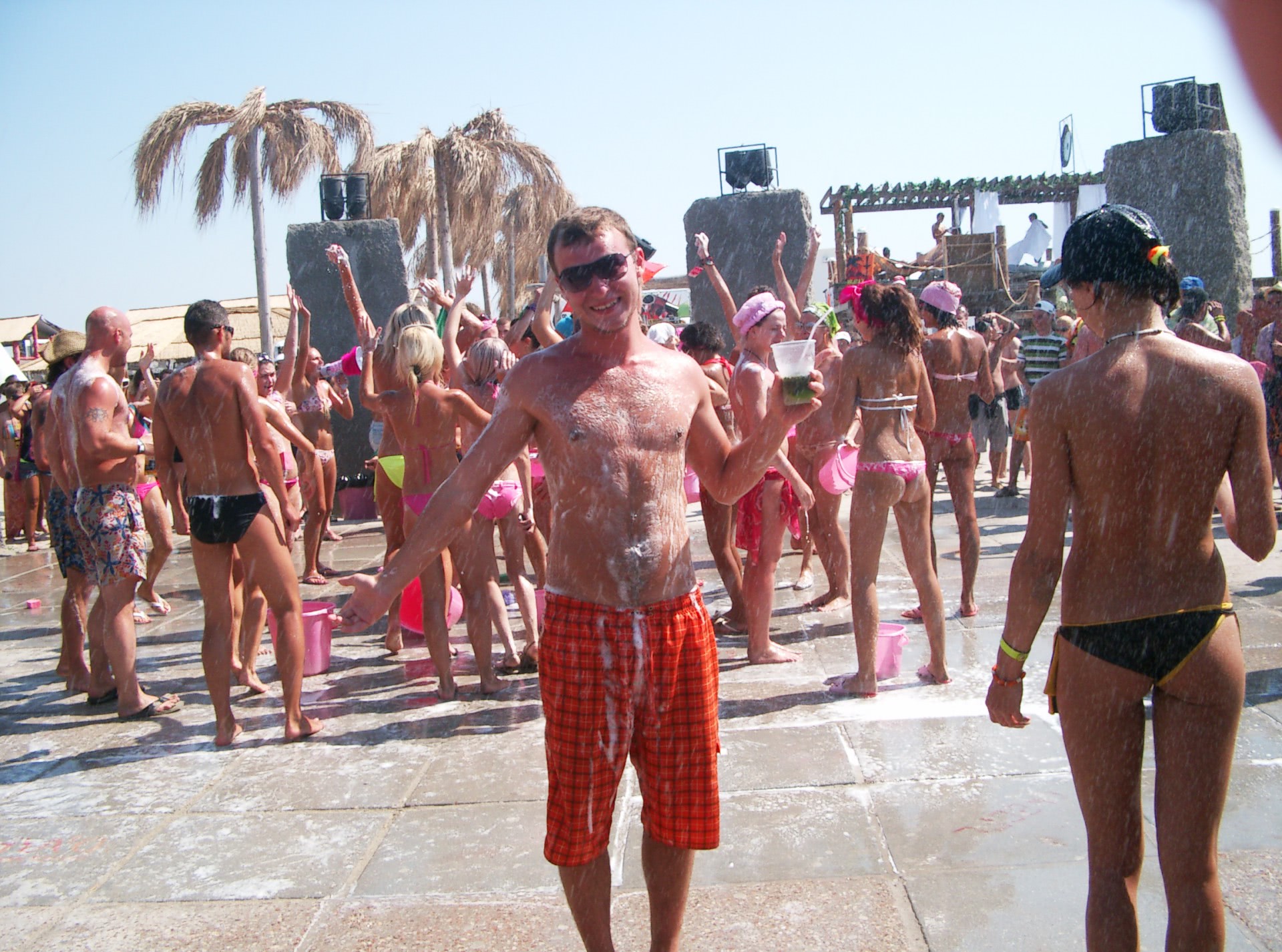 plaja petrecere cu fete goale