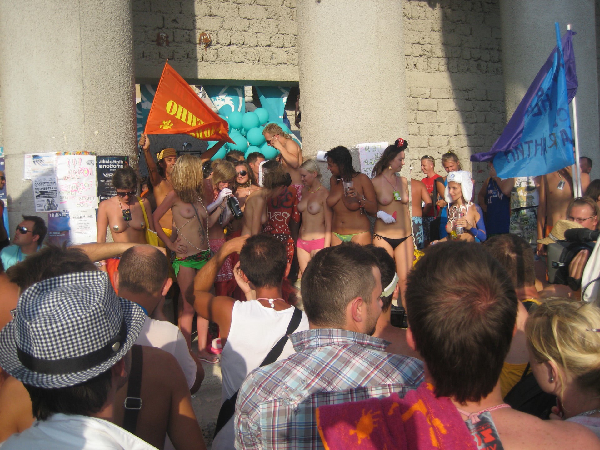 pizda goala pe plaja te bagi la un volei cu ea futai