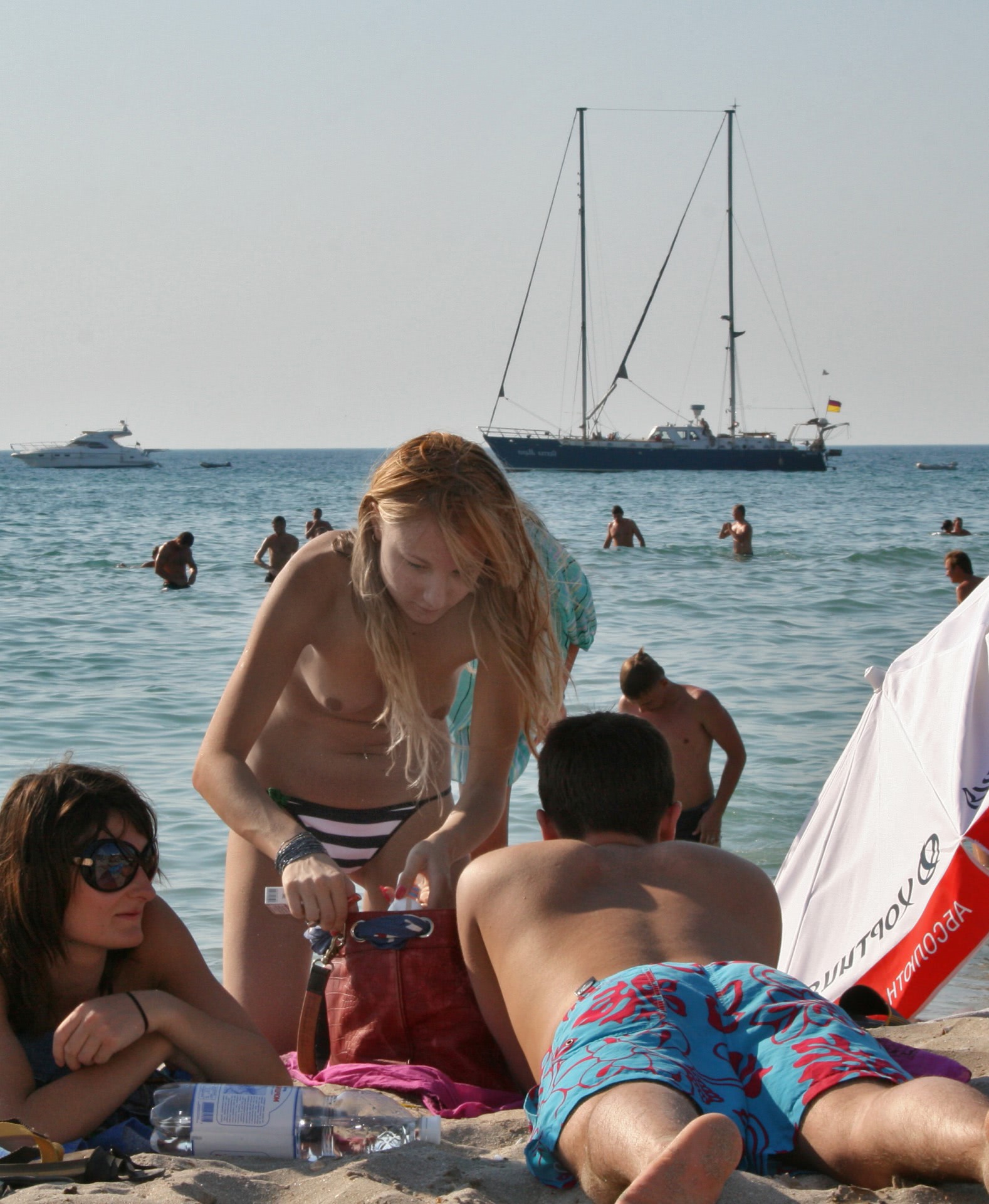 pizda goala pe plaja te bagi la un volei cu ea nud