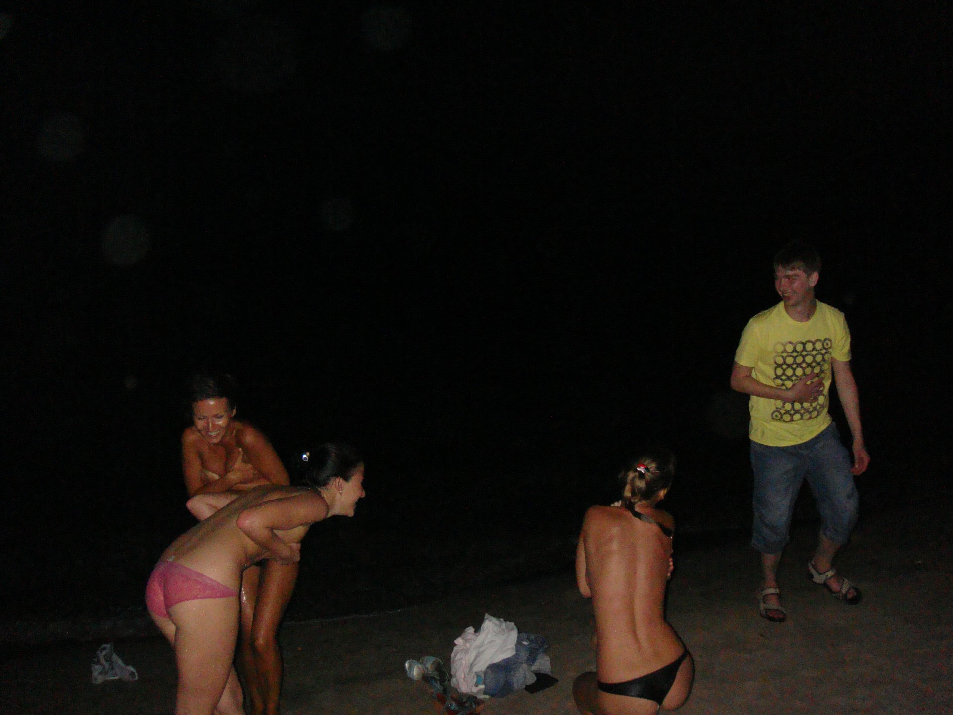 pizda goala pe plaja te bagi la un volei cu ea rasa