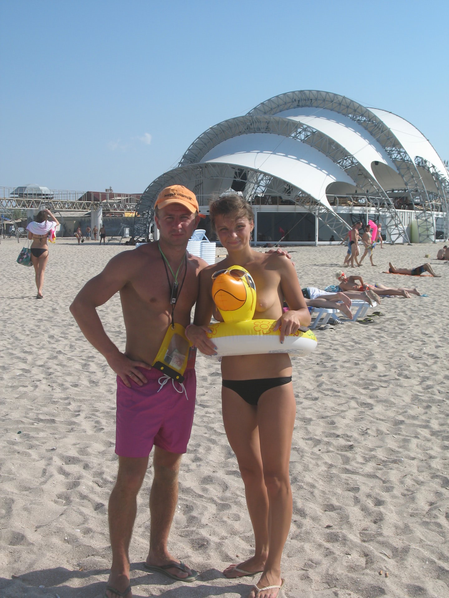 poze pizda goala pe plaja te bagi la un volei cu ea