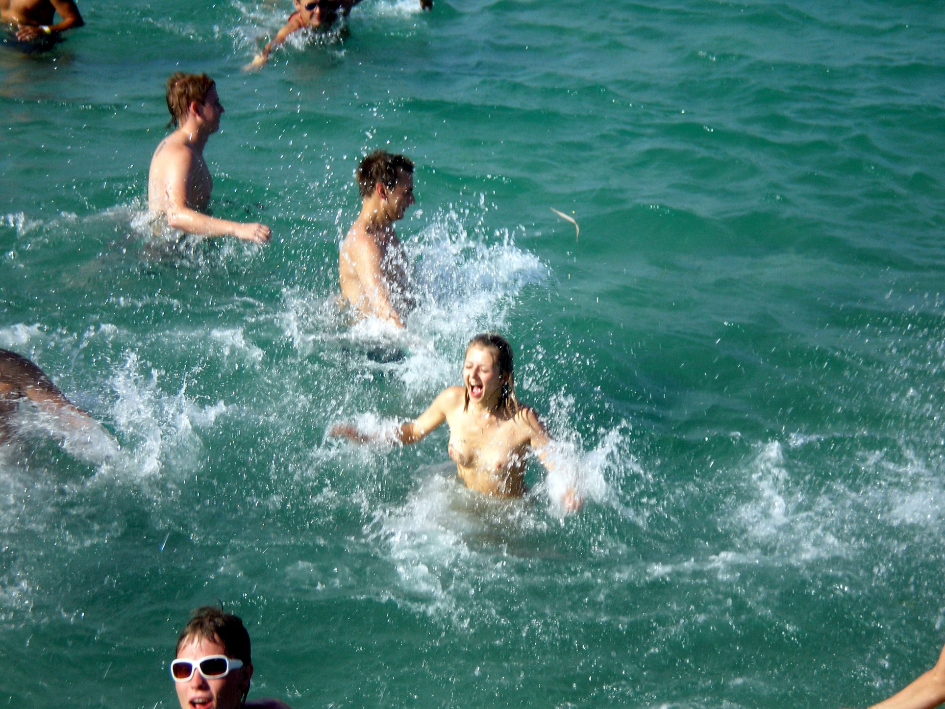 pizde goale pe plaja si in apa apartament