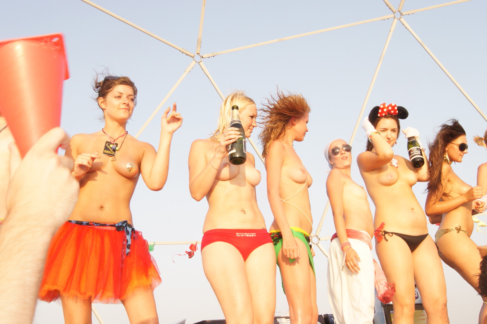 tot pizde goale pe plaja si in apa