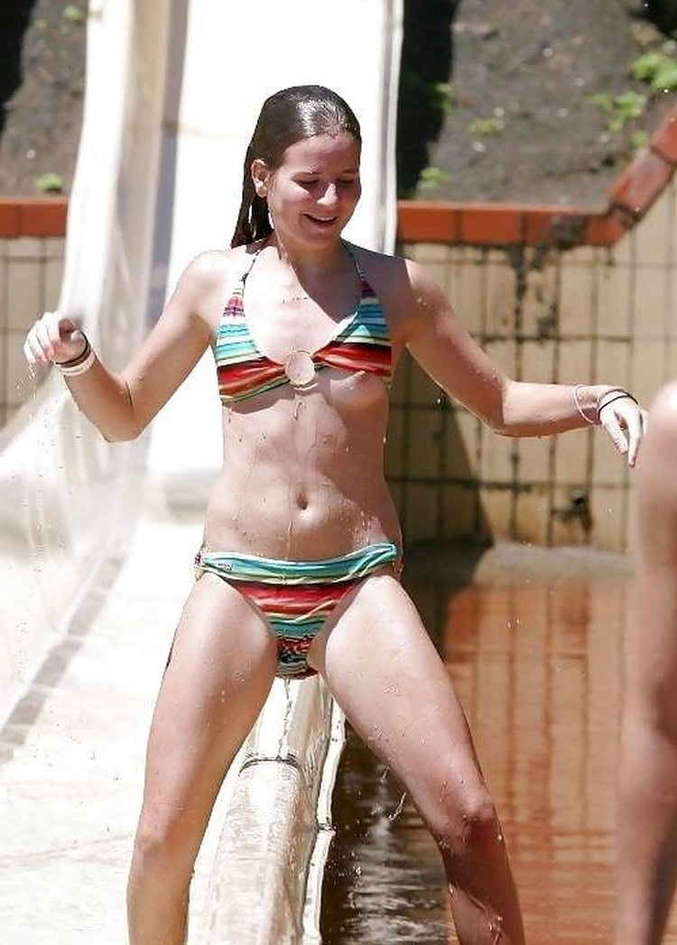 matrimoniale poza cu fete goale la dus