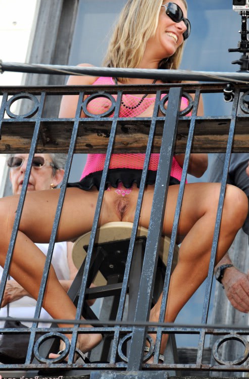 cocalar fute doua proaste pe plaja jpg cocalar fute doua proaste pe plaja