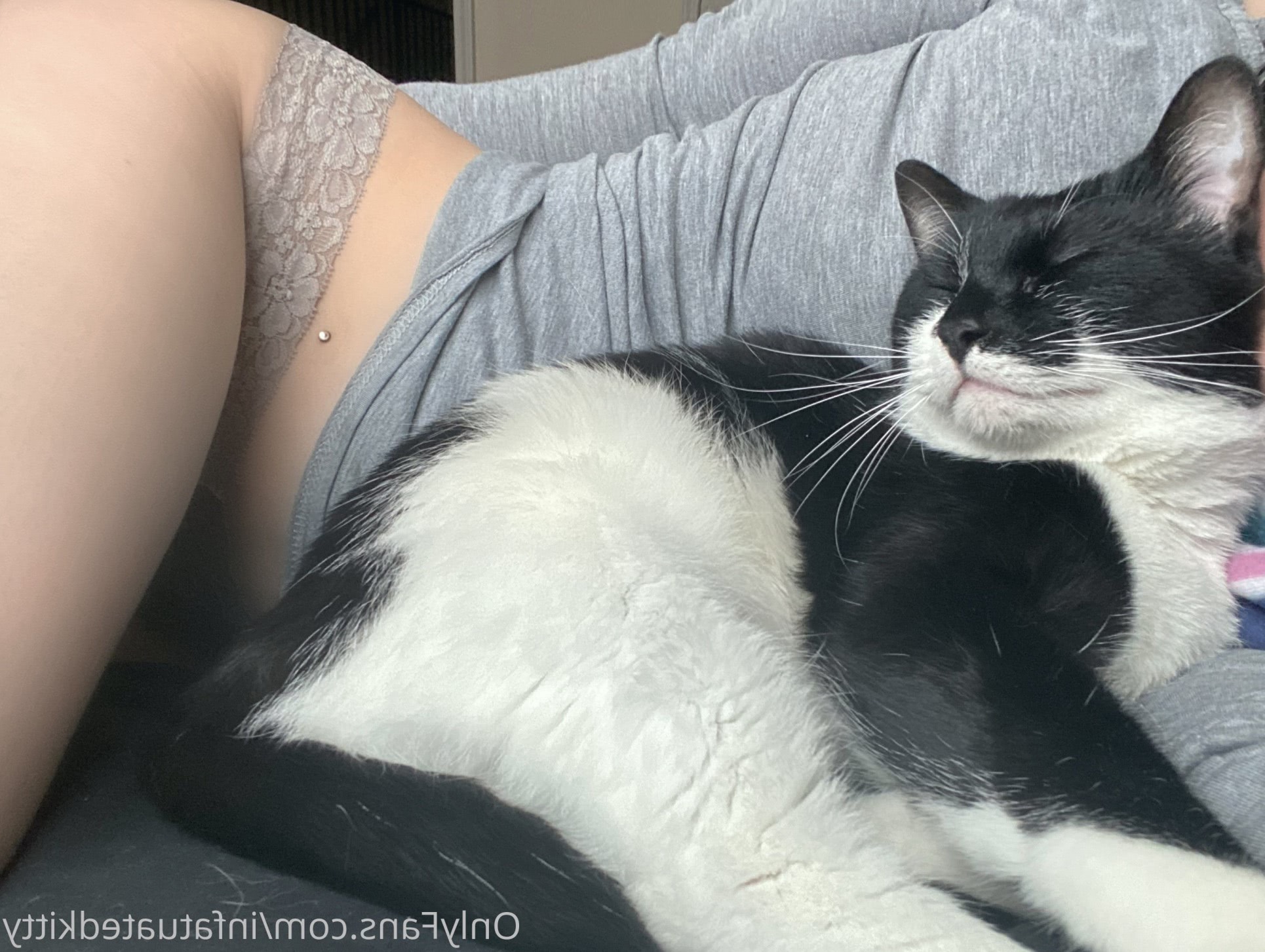 pizde se dezbraca in pizda goala