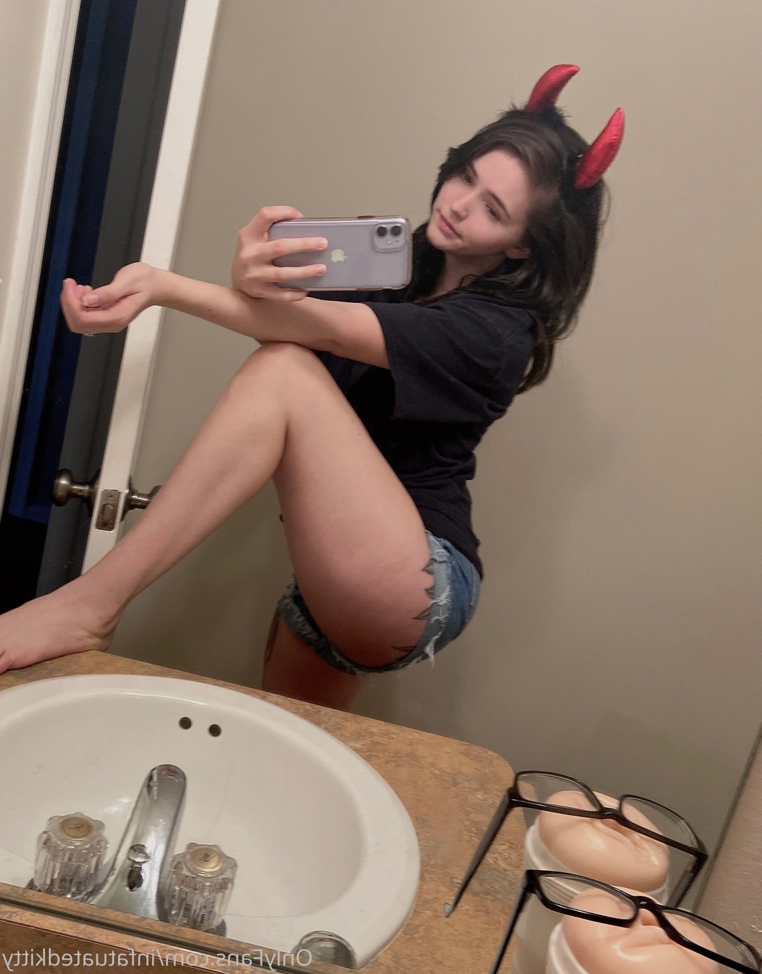 se dezbraca in pizda goala bunaciune