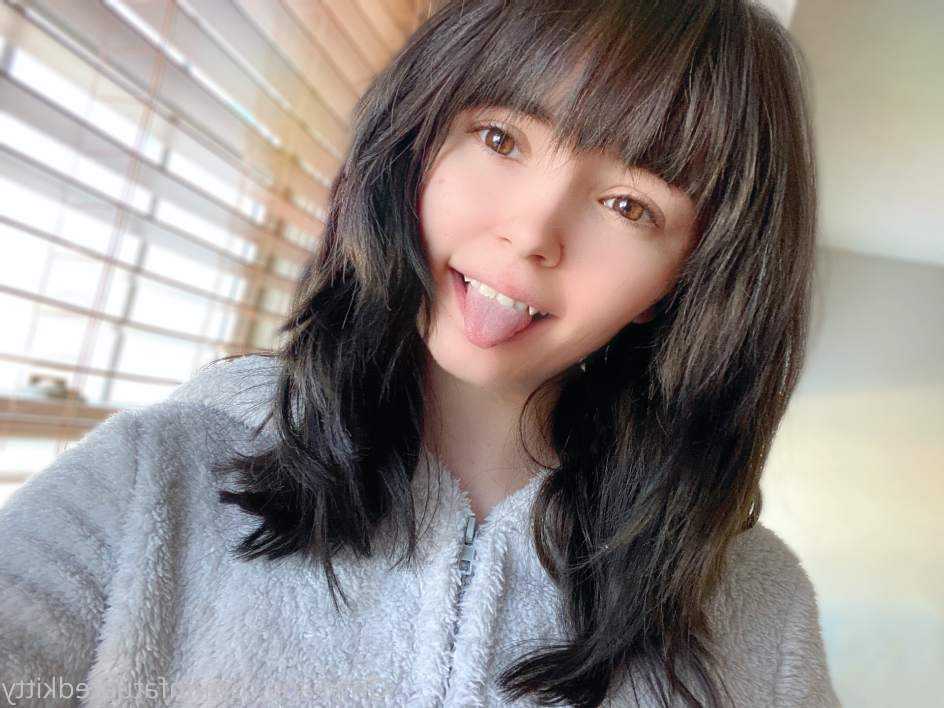 se dezbraca in pizda goala sexy