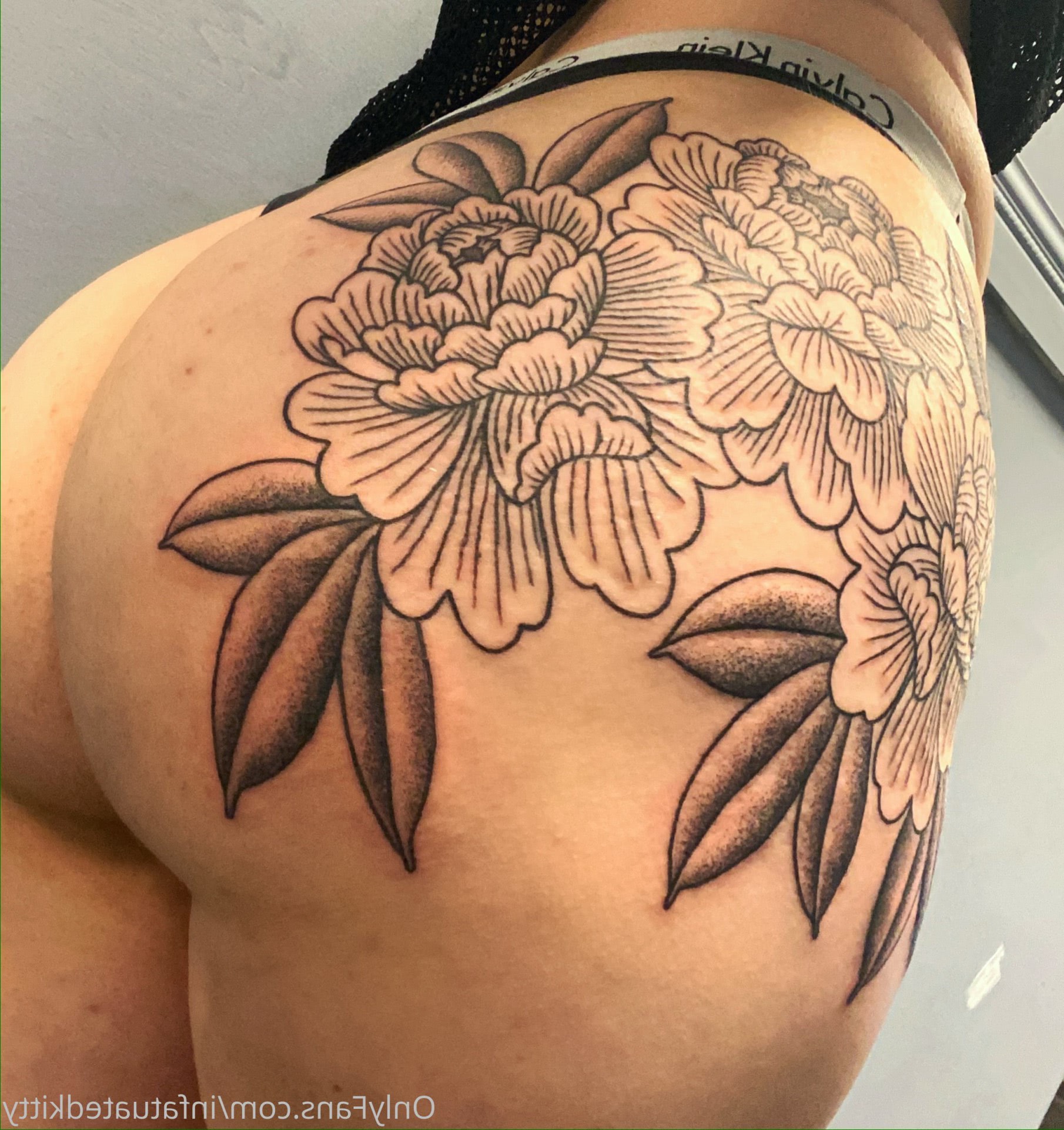 uda se dezbraca in pizda goala