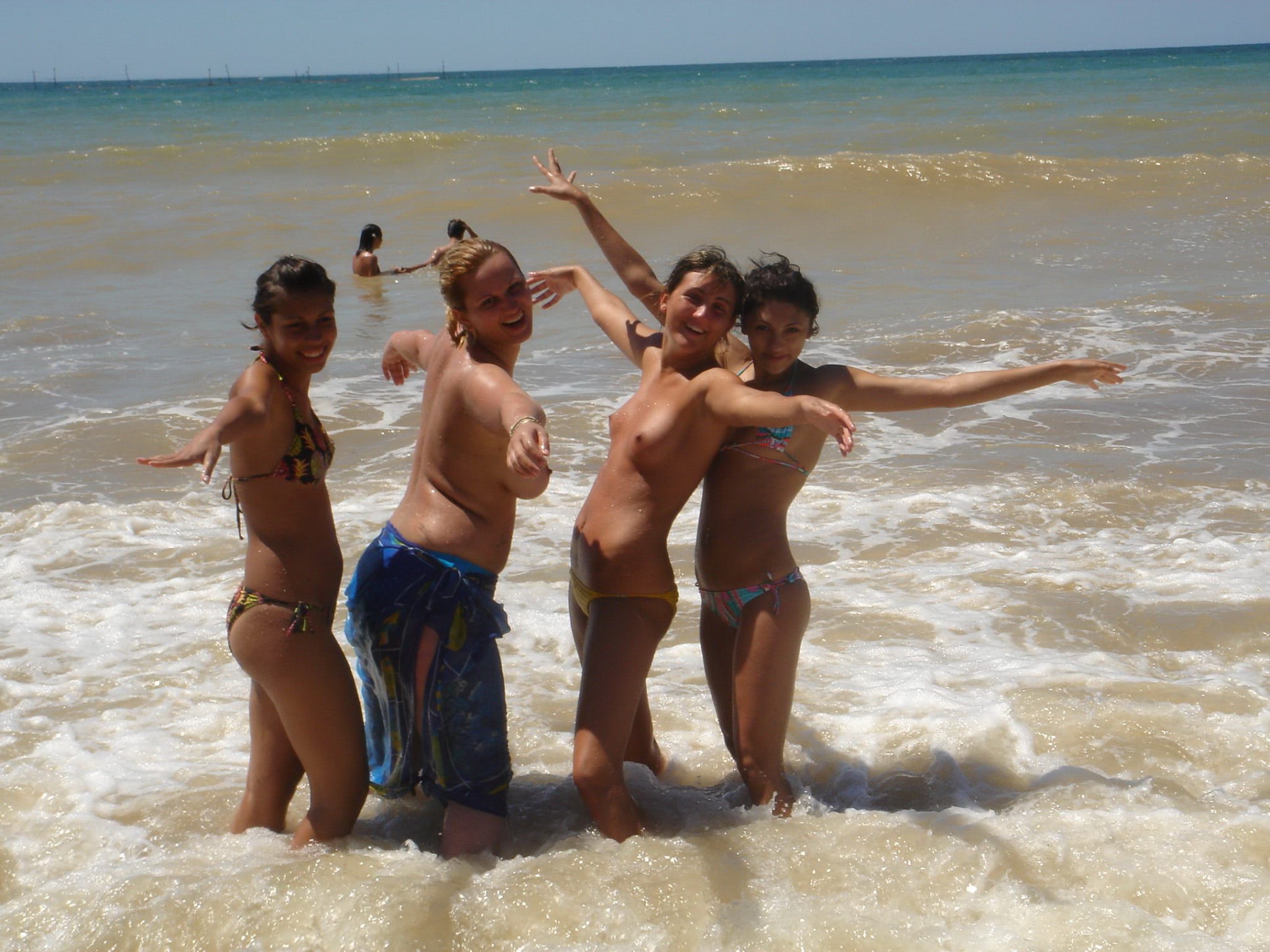 topless la plaja nu ma poza te rog gagici