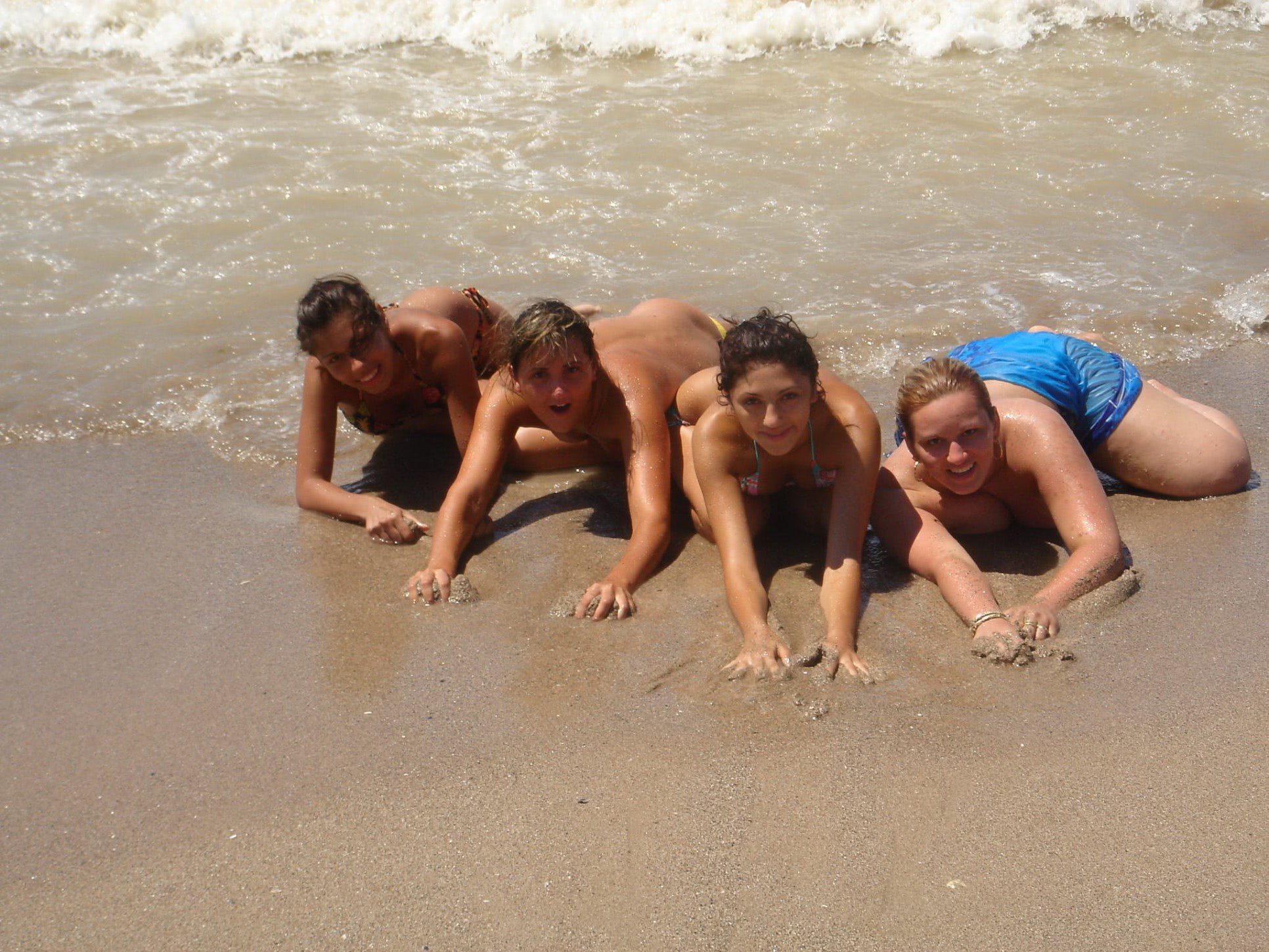 topless la plaja nu ma poza te rog imi