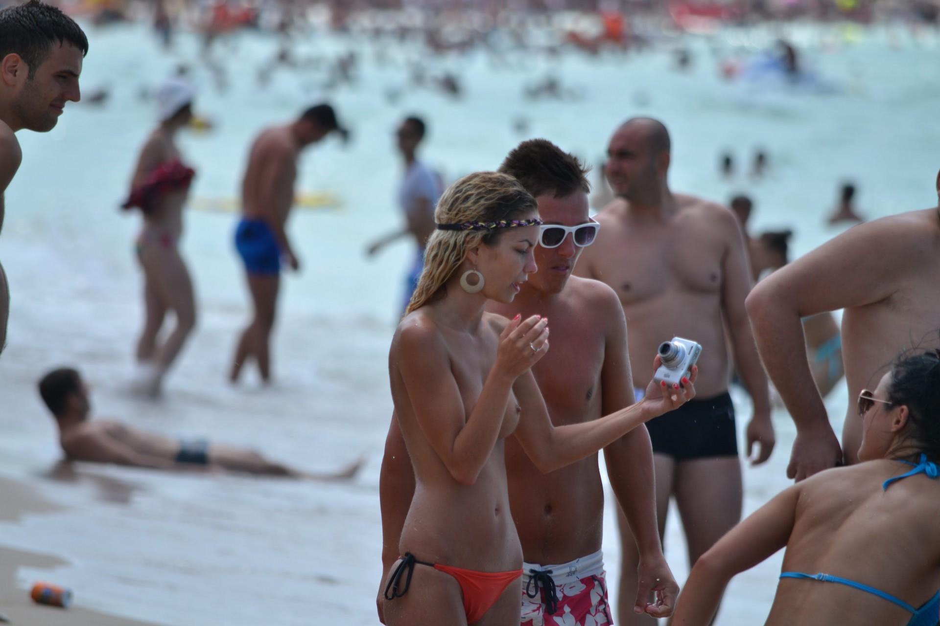 topless la plaja nu ma poza te rog marea
