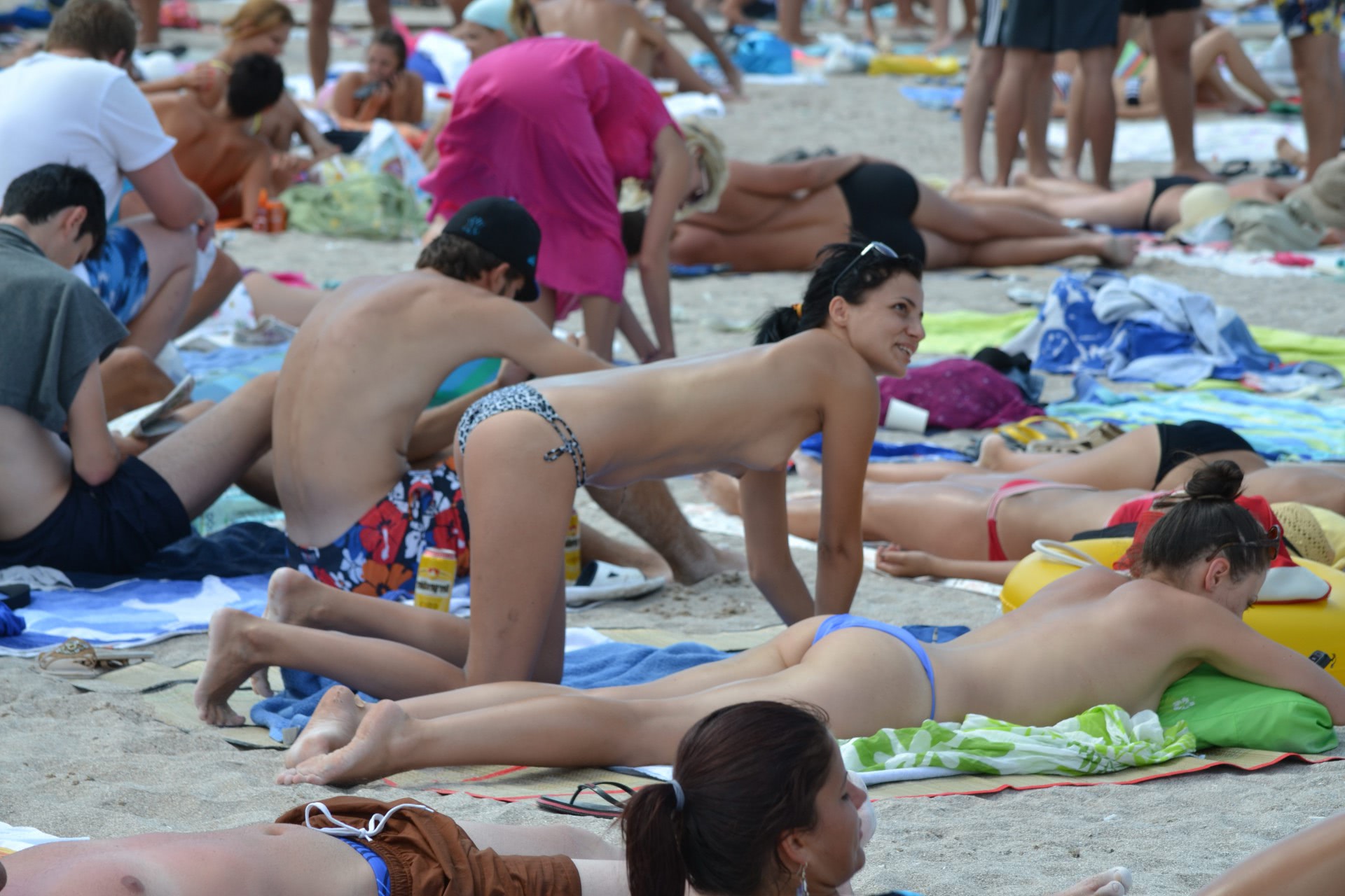 topless la plaja nu ma poza te rog romania