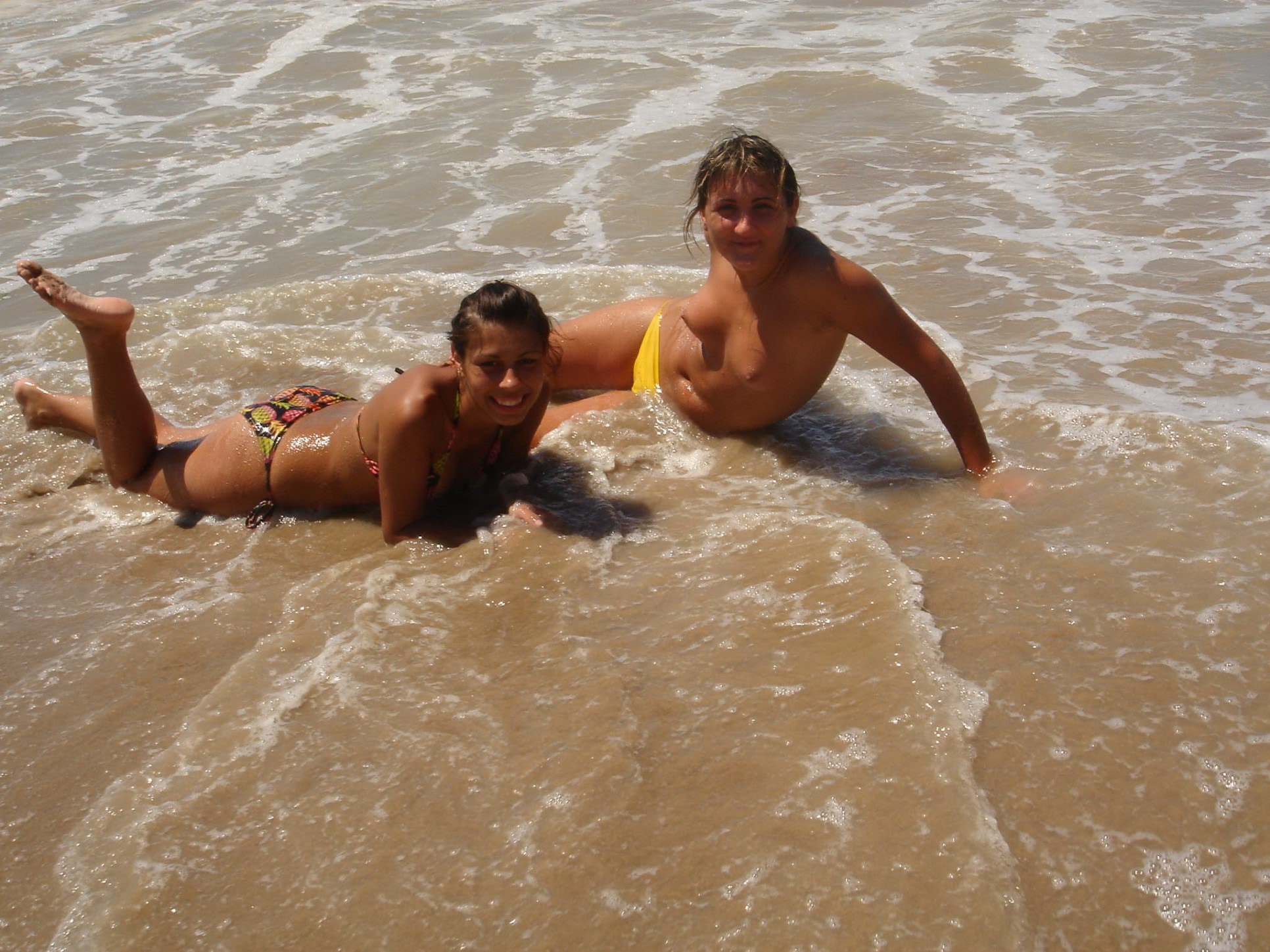 topless la plaja nu ma poza te rog trei